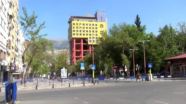 Kısıtlamanın ikinci gününde cadde ve sokaklar boş kaldı