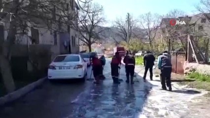 Karantina altına alınan apartmanın etrafı baştan aşağı yıkandı