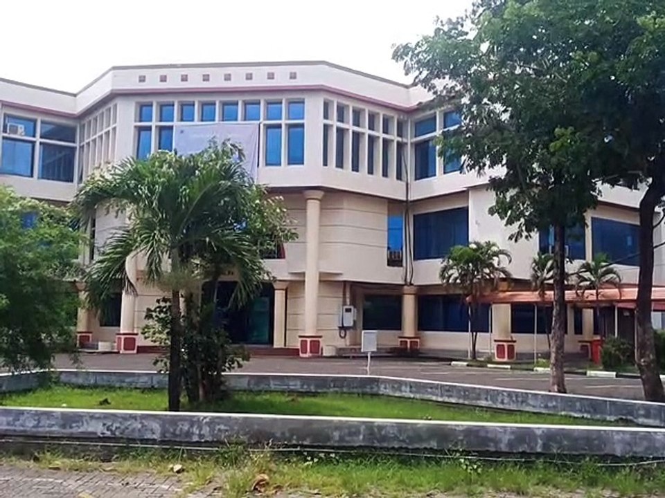 Suasana sekitar Gedung A, Kampus STMIK Dipanegara, Makassar