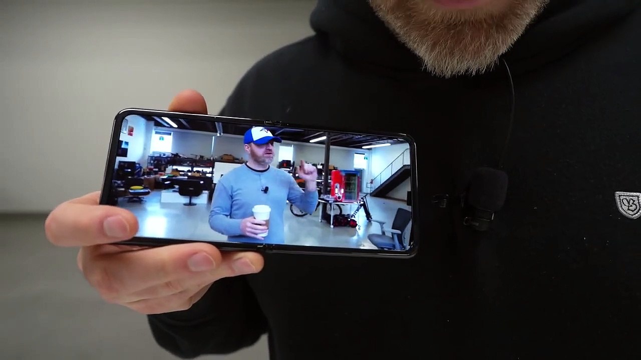 Samsung Galaxy Z Flip Hands On - Better Than Razr?