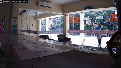 男子2度企图私闯酒店被捕   CCTV画面为证