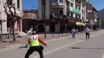 Canları sıkılan eczacılar en işlek caddeye ip gerip voleybol oynadılar