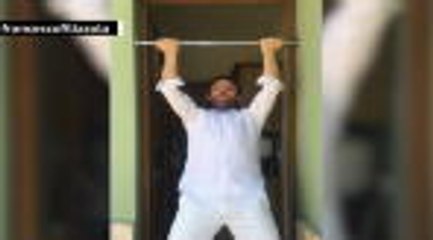 Coronavirus - Des tractions en chantant Con Te Partirò, le drôle de challenge d'un chanteur italien