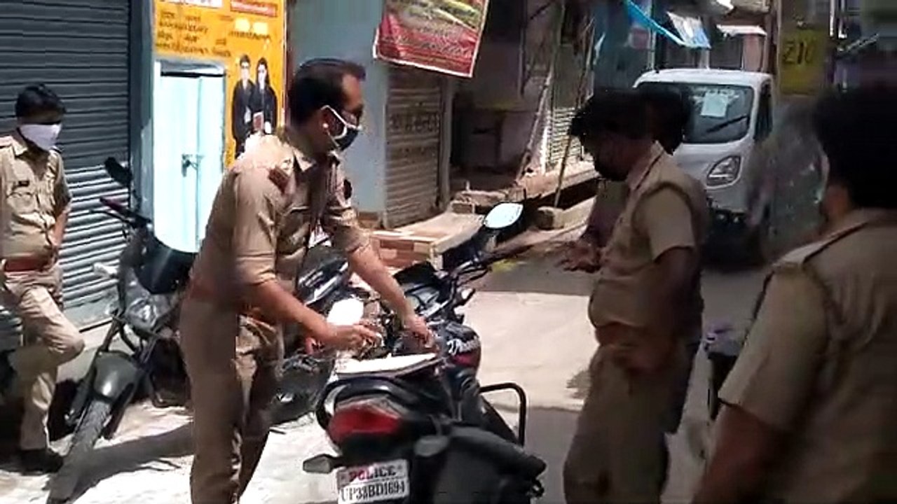 सीतापुर- एसआई दिग्विजय पांडेय ने बेवजह घूमने वा...