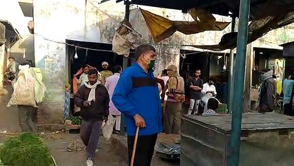 हरदोईः लॉकडाउन का पालन करने के लिए सीओ उमाशंकर सिंह ने किया लोगों को जागरुक