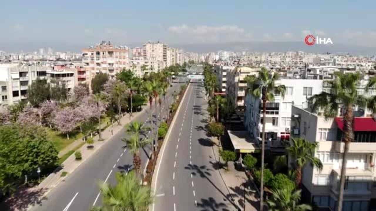 Mersin'de cadde ve sokaklar yine boş kaldı