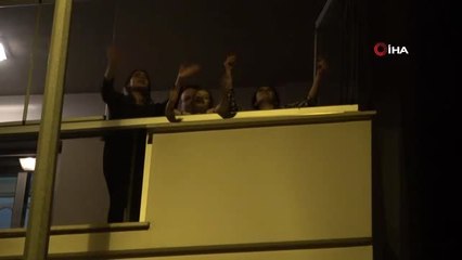 Denizli'de balkon konseri vatandaşlara moral oldu