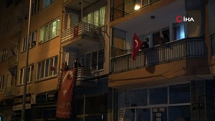 Gece vakti verilen balkon konseri büyük ilgi gördü