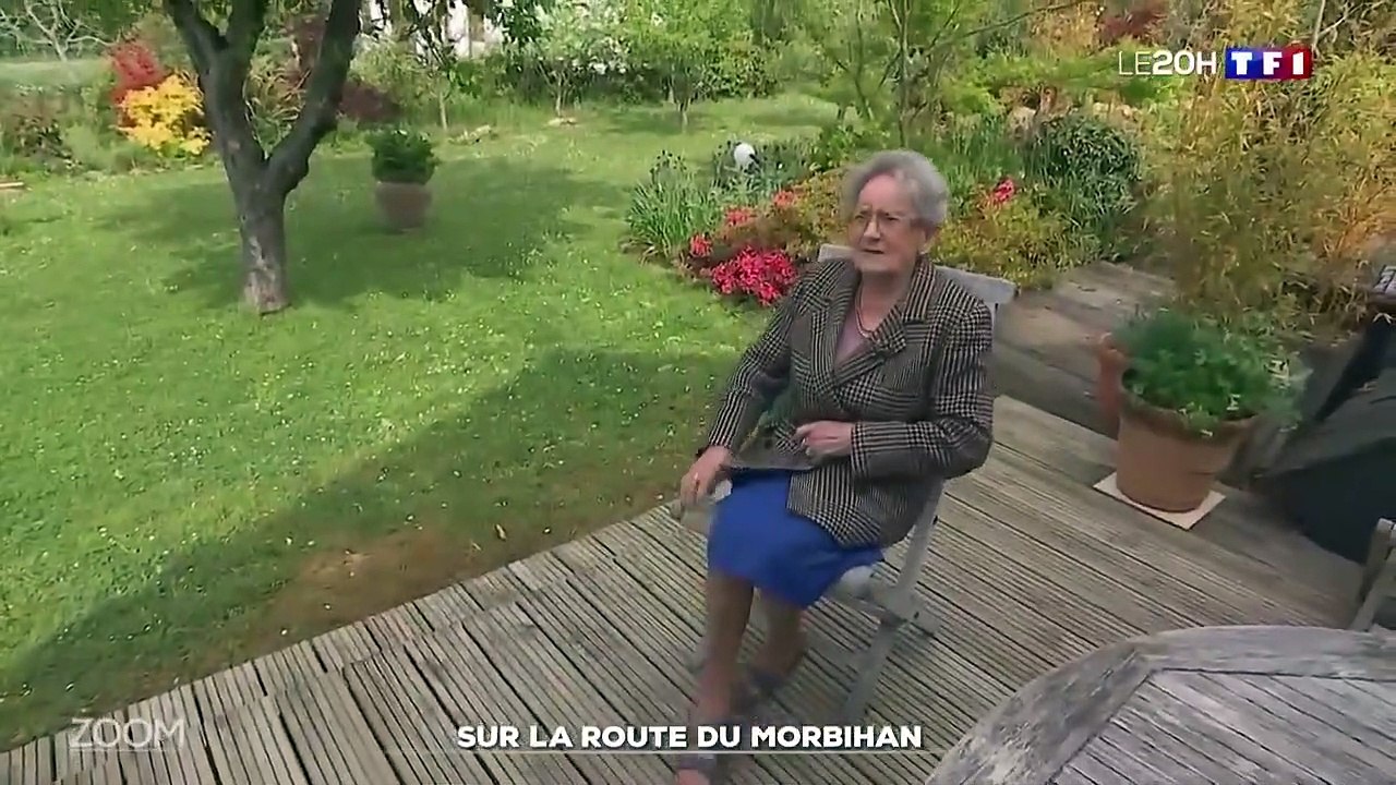 Confinement - Regardez Anne-Claire Coudray très émue alors qu'elle est surprise par un message de sa grand-mère en plein journal de 20h