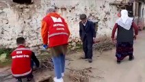 Sivas’ta yalnız yaşayan yaşlı çiftin odunlarını Vefa Sosyal Destek Grubu görevlileri kırdı