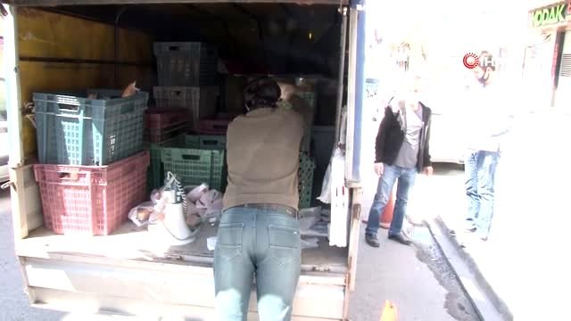 Esenler'de fırıncılar ekmek dağıttı zabıta anons yaptı