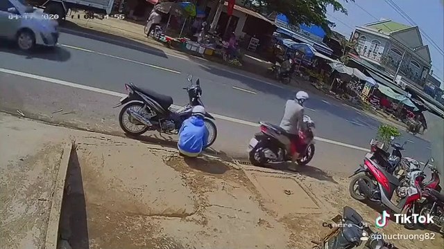 Người phụ nữ đi SH vẫn ăn trộm túi thức ăn của người đi chợ