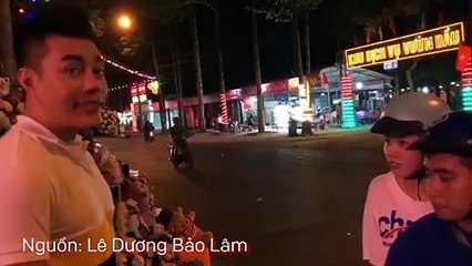 Lê Dương Bảo Lâm đi bán hoa