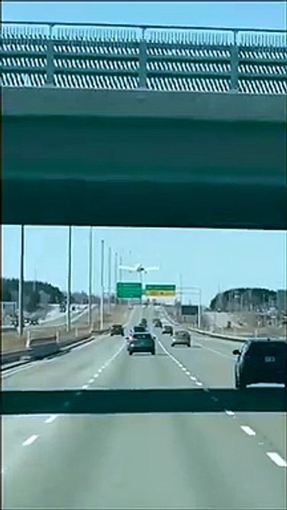Un avion atterrit en urgence sur une autoroute au Québec