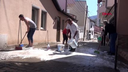 Kosova'da koronavirüse karşı mücadelede sokaklara erkek eli değdi