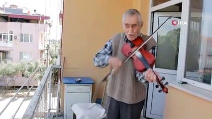 76 yaşındaki huzurevi sakininden balkon konseri