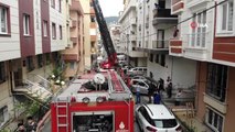 5 katlı binada çıkan yangın mahalleliyi sokağa döktü