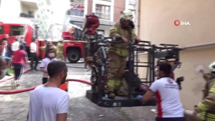 5 katlı binada çıkan yangın mahalleliyi sokağa döktü