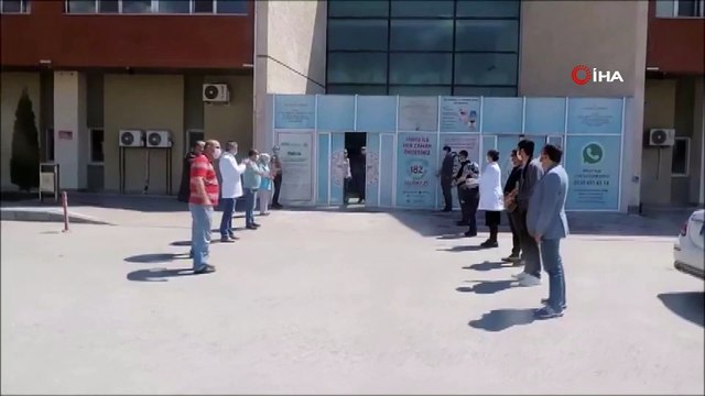 Korona virüsü yenen sağlık çalışanı alkışlarla taburcu edildi