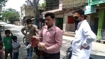 मैनपुरी: युवा भाजपा नेता ने घर-घर वितरित किया खाना