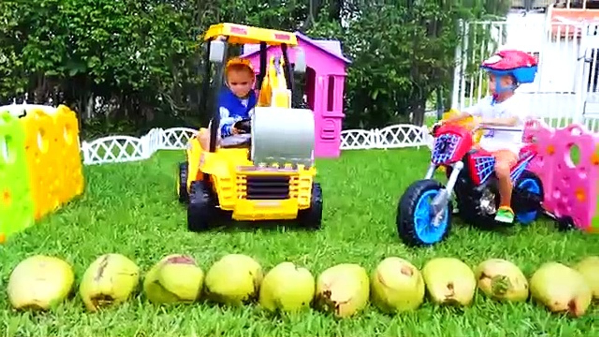 جرار ينهار الجدران - فلاد يركب على عجلة القوة لمساعدة الطفل - فيديو  Dailymotion
