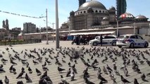 Polisler Taksim Meydanı'nda güvercinleri böyle besledi