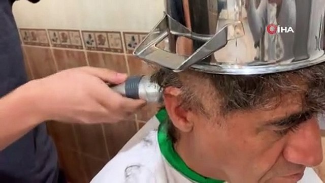 Aydın Aydın, 'Anadolu tas tıraşı' önerdi, şarkı söyleyerek saçını kestirdi