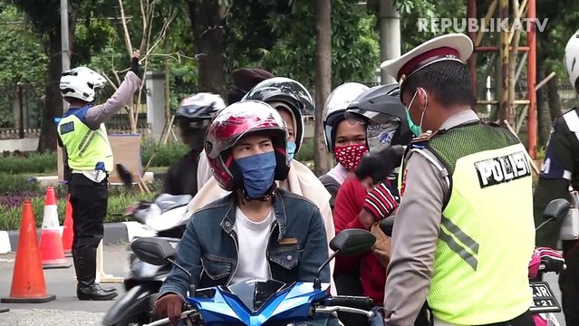 Sejumlah siswa dan siswi SD melakukan cuci tangan