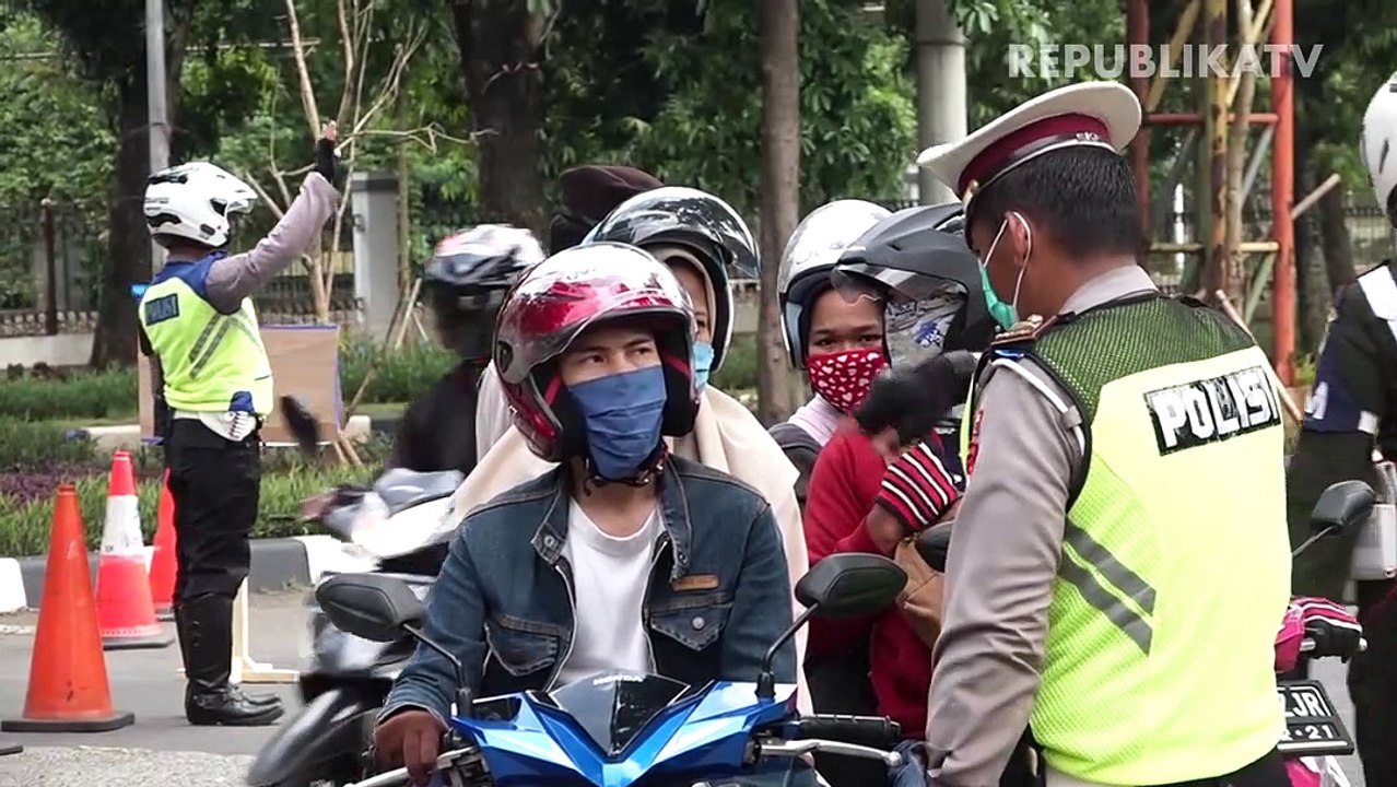 Sejumlah siswa dan siswi SD melakukan cuci tangan