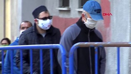 AVCILAR'DA PTT ÖNÜNDEKİ KUYRUK METRELERCE UZADI