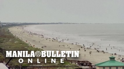 US: Timelapse shows beachgoers strolling on Florida shore