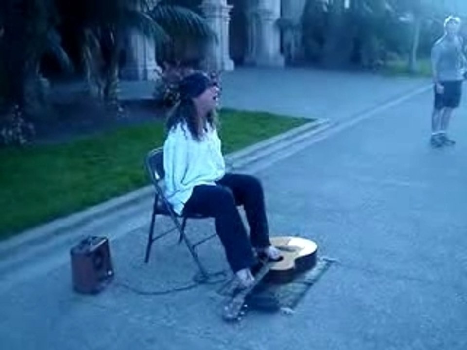 °¤ Il joue de la guitare avec ses pieds ¤°