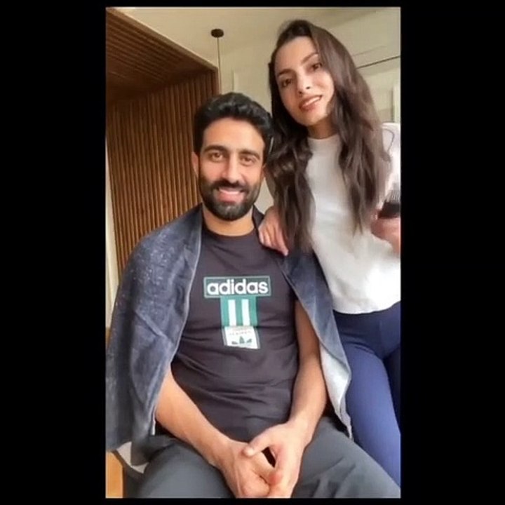 شاهد.. كارمن سليمان تحلق ذقن زوجها وهكذا ردة فعله !