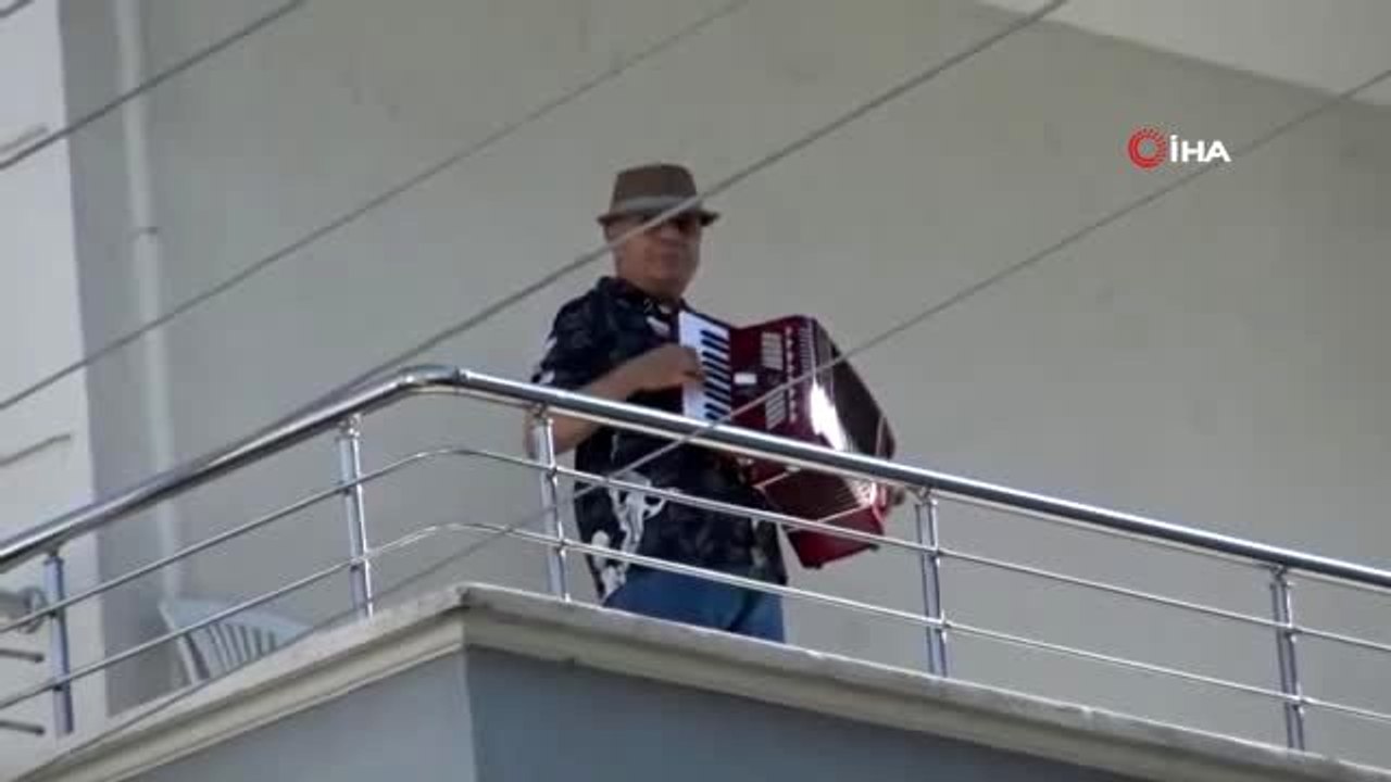 70 yaşındaki Mevlüt amca, 15 yıldır eline almadığı akordiyonu komşuları için çaldı