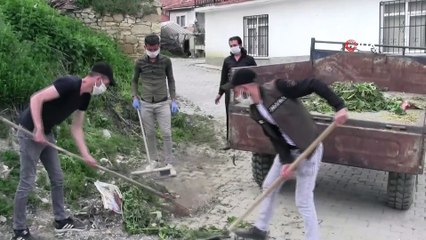 Köylüler sokakları 'Kaplıca suyu' ile yıkıyor