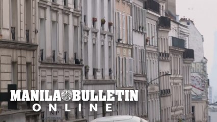 Parisians clap their tribute to medical workers