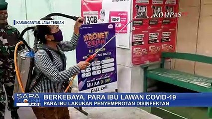 Lincah! Ibu-ibu Berkebaya Ini Gendong Tabung Semprotan Disinfektan