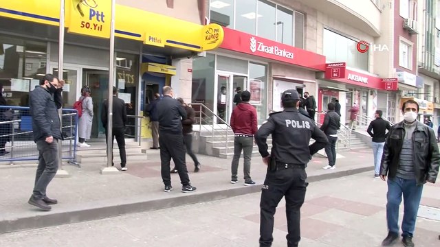 Sultangazi’de PTT ve banka önlerinde yoğunluk