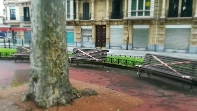 Bilbao precinta los bancos de los parques públicos por el Covid-19