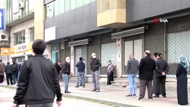 Sultangazi'de PTT ve banka önlerinde yoğunluk