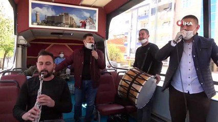 Davul ve klarnetin sesini duyan oynamaya başladı