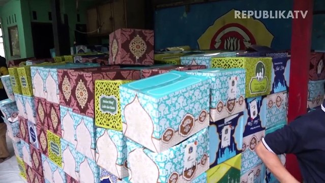 Pemprov DKI Jakarta memberikan bantuan sembako kepada warga terdampak covid-19 di Jakarta Selatan.