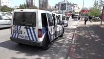 Kocasının boğazına bıçak dayadığı Feride'yi polis kurtardı