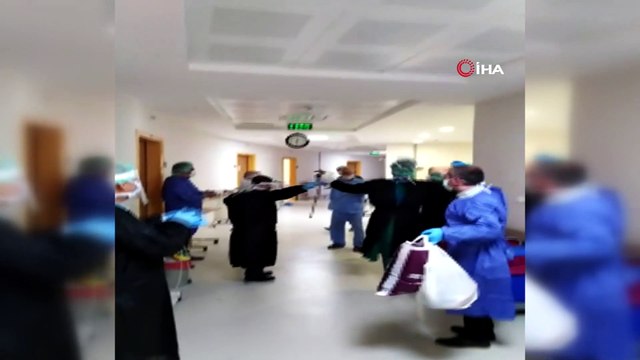 65 yaşında korona virüsü yendi, elindeki bastonla halay çekip taburcu oldu