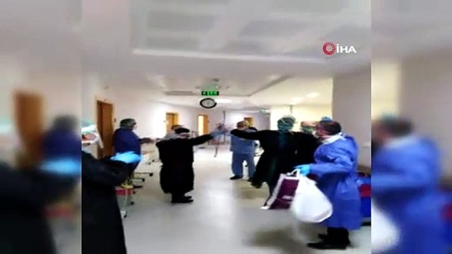 65 yaşında Koronavirüs'ü yendi, elindeki bastonla halay çekip taburcu oldu