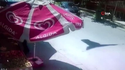 El freni çekilmeyen otomobil markete girerken son anda durdu...O anlar kamerada