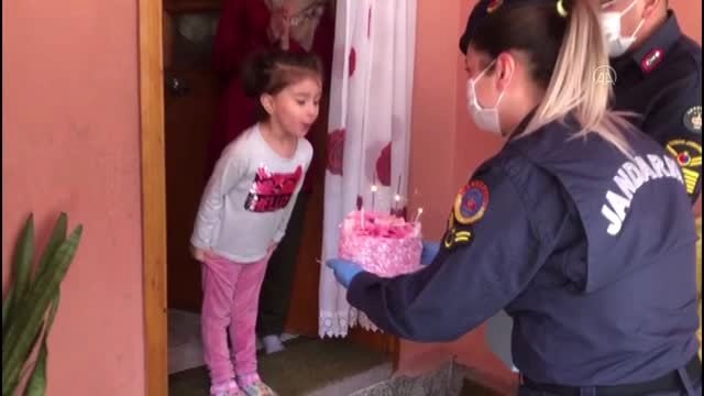 Jandarmadan 4 yaşındaki Ece'ye doğum günü sürprizi