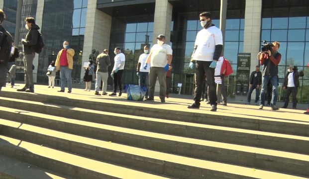 Manifestation de sans-papiers, réfugiés et sympathisants devant la tour des Finances à Bruxelles