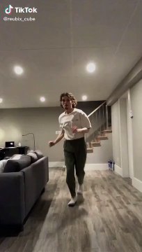 Une mystérieuse figure apparaît derrière un utilisateur de Tik Tok en train de danser