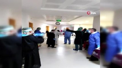 65 yaşında korona virüsü yendi, elindeki bastonla halay çekip taburcu oldu